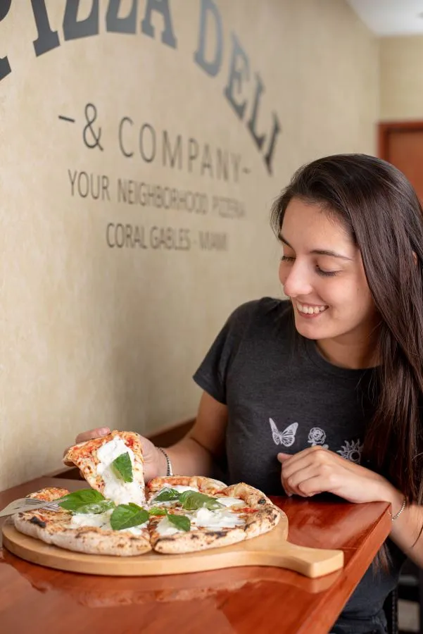 Mujer comiendo pizza