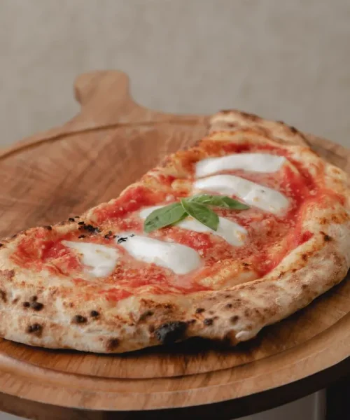 Calzone napoletano sobre tabla de madera