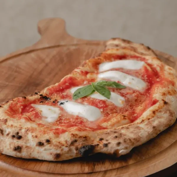 Calzone napoletano sobre tabla de madera