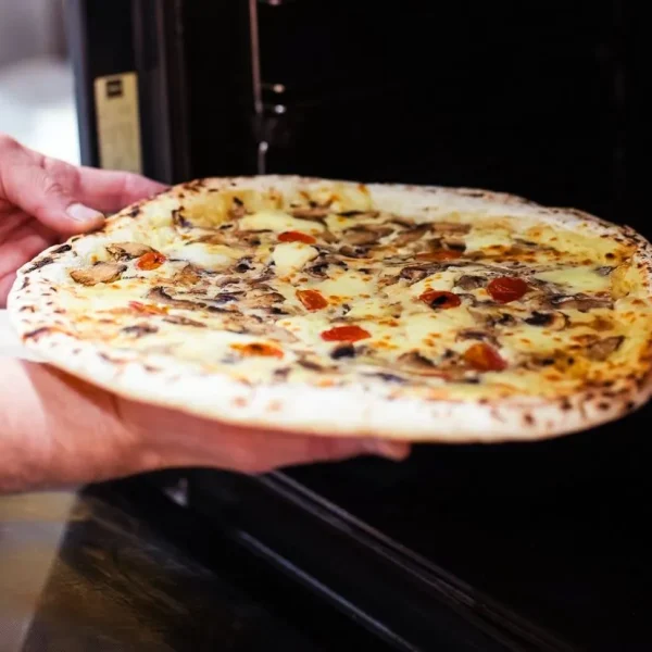 Pizza napoletana entrando al horno eléctrico.