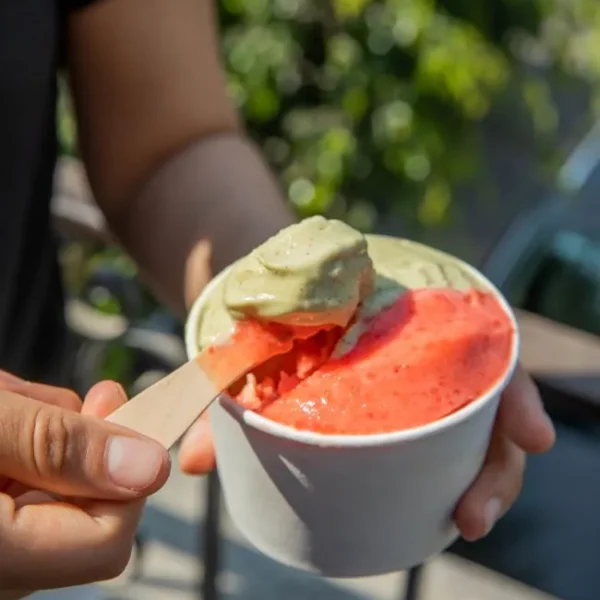 Vaso de helado con dos sabores