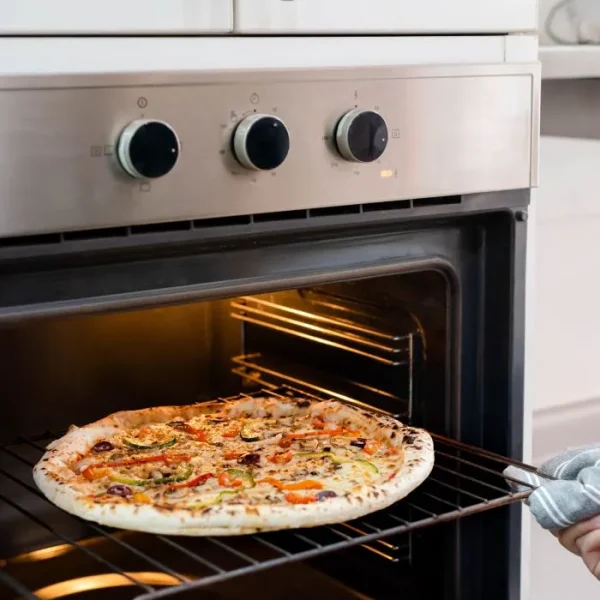 Pizza vetegariana en formato refrigerado en el horno eléctrico.